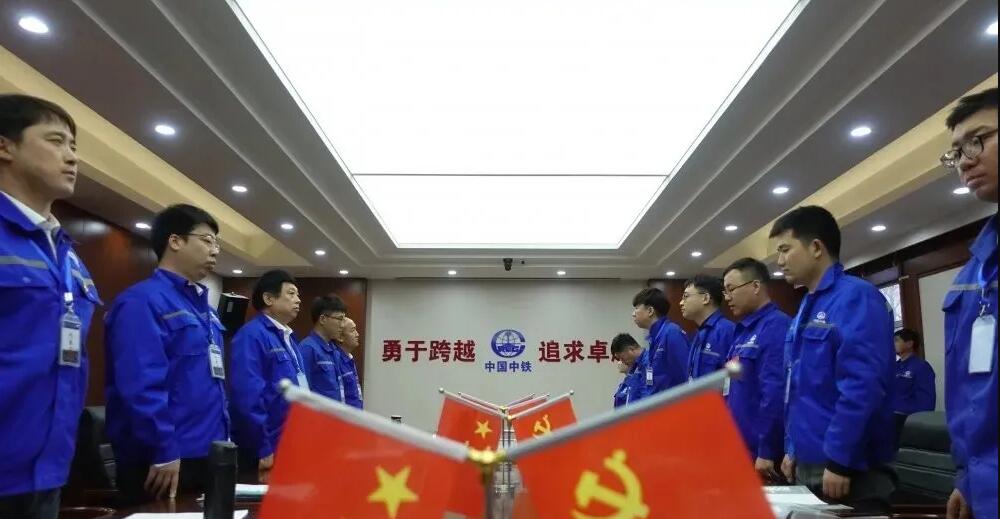 中鐵九局藍色工作服定制設計思路