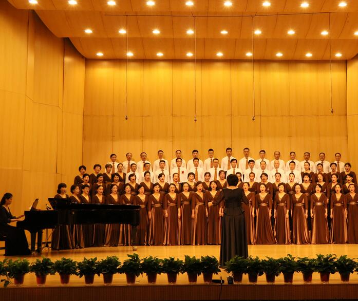 女指揮穿什么服裝合適？