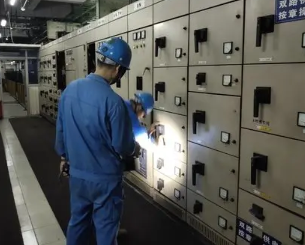 電工作業(yè)時(shí)應(yīng)穿什么鞋?