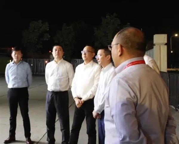 海航領(lǐng)導深夜體驗北京寒風